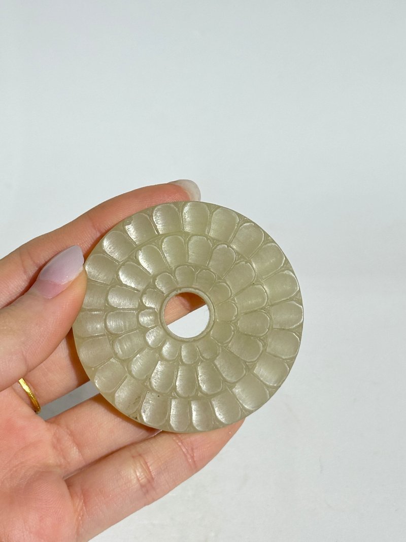 十九/二十世紀 青玉菊紋佩、及白玉輪紋佩二枚 及座 | A GREEN JADE 'CHRYSANTHEMUM' AND A WHITE JADE 'WHEEL' PENDANT - 图2