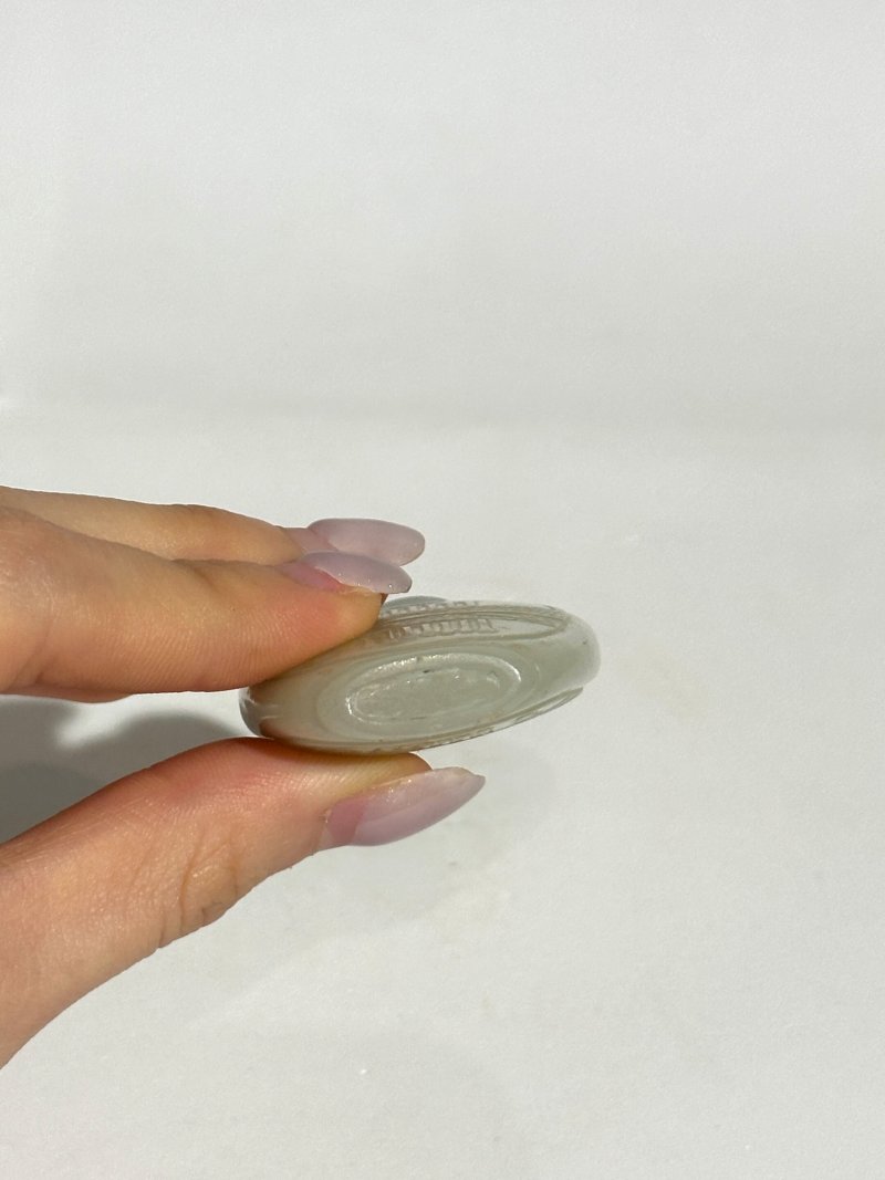 十九 白玉⌈琴瑟包袱⌋紋樣鼻煙壺 | A WHITE JADE 'ZITHER' SNUFF BOTTLE - 图2