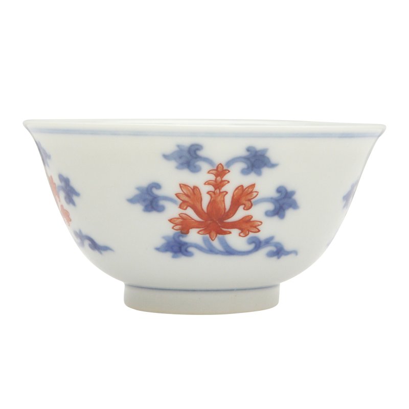 十九/二十世紀 青花礬紅折枝番蓮紋盃 《大清乾隆年製》款 | A Chinese blue and white and copper-red 'Indian lotus' cup, 19th/20th century