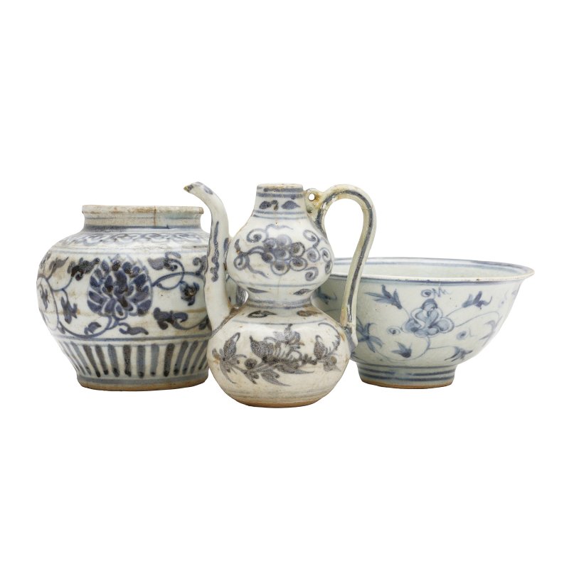 明或更早 各式青花瓷器一組三件 | A group of Chinese blue and white ceramics, Ming dynasty or earlier - 图1