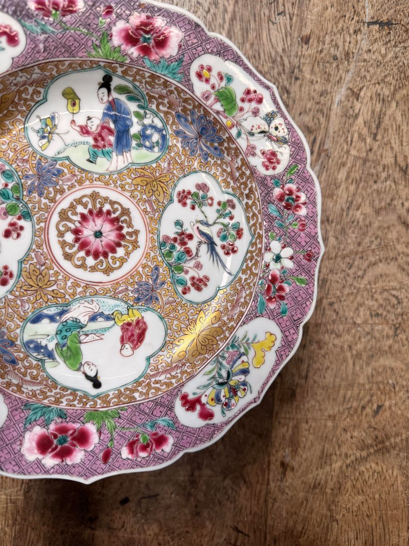 清雍正 約1730年 粉彩開光人物花卉圖花式盤一對 | Santos Collection | A pair of fine Chinese export foliate dishes, Qing dynasty, Yongzheng period, circa 1730 - 图19