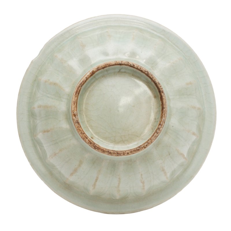 元 龍泉窰青釉露胎貼雙魚紋折沿盤 | A Chinese Longquan biscuit-decorated celadon-glazed 'twin fish' bowl, Yuan dynasty - 图2