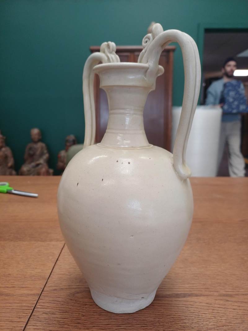 唐 白釉雙螭龍耳瓶 | A Chinese straw-glazed stoneware 'amphora' vase, Tang Dynasty - 图8