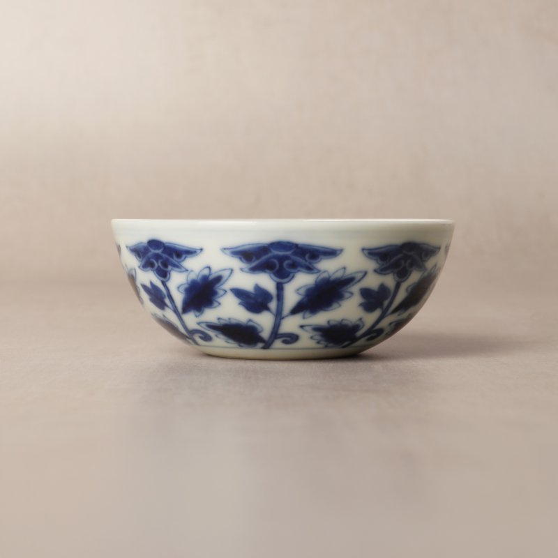 清宣統 1909年（宣統己酉年）青花花卉紋盃 《大清宣統年製》款 | Santos Collection | A fine Chinese blue and white 'floral' cup, Xuantong mark and of the period, dated 1909 - 图3