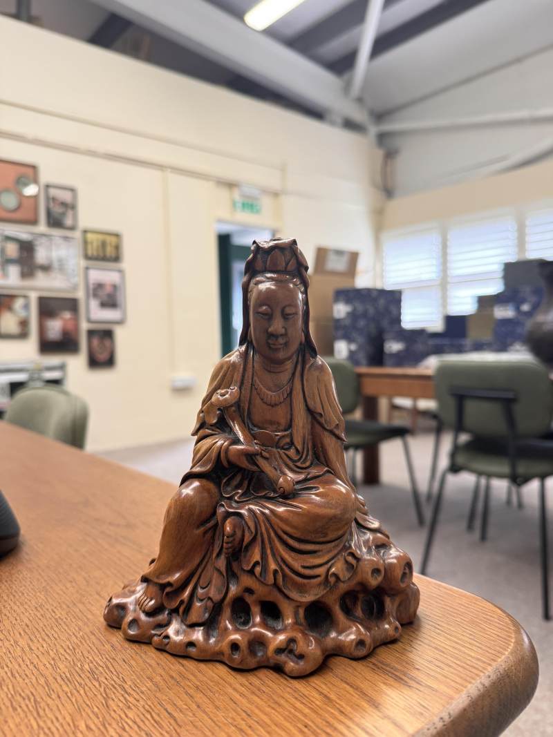 清十八/十九世紀 黃楊木雕觀音菩薩坐像 | A Chinese boxwood carved figure of Guanyin, Qing dynasty, 18th/19th century - 图17