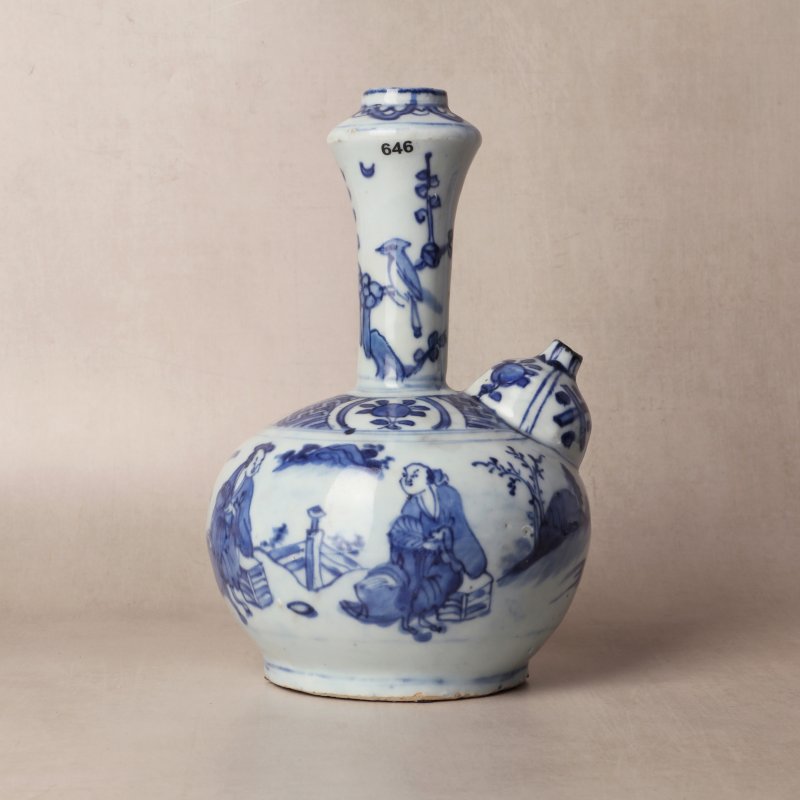 明崇禎/過渡期 青花人物故事圖軍持 | Santos Collection | A Chinese blue and white 'figural' kendi, Transitional period, Chongzhen period - 图16