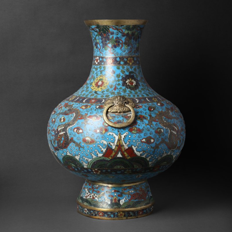 明十七世紀 掐絲琺瑯雲龍紋銅胎鎏金雙獸活環耳壺 | † A large Chinese cloisonné enamel and gilt-bronze 'dragon' vase, hu, Ming dynasty, 17th century - 图2