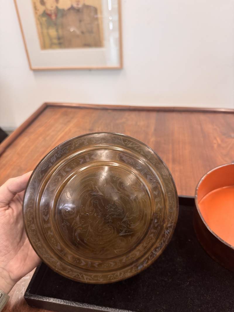 西漢 褐漆戧金瑞獸紋蓋盒 | A rare Chinese incised brown lacquer 'mythical beasts' box and cover, Western Han dynasty - 图31