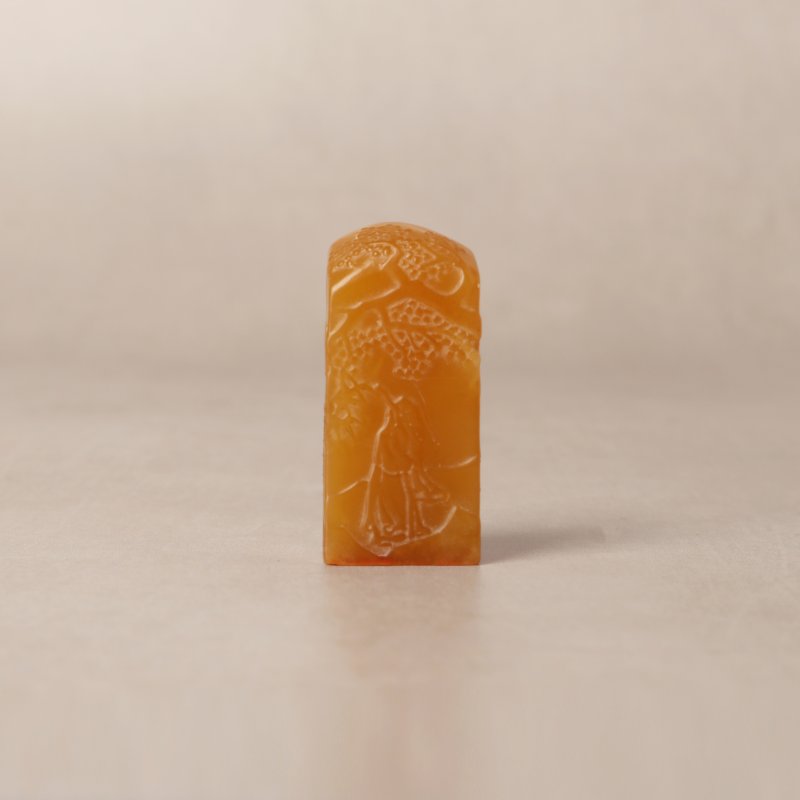 清十九世紀 田黃石文房印章 | A fine Chinese tianhuang 'scholar' seal, Qing dynasty, 19th century