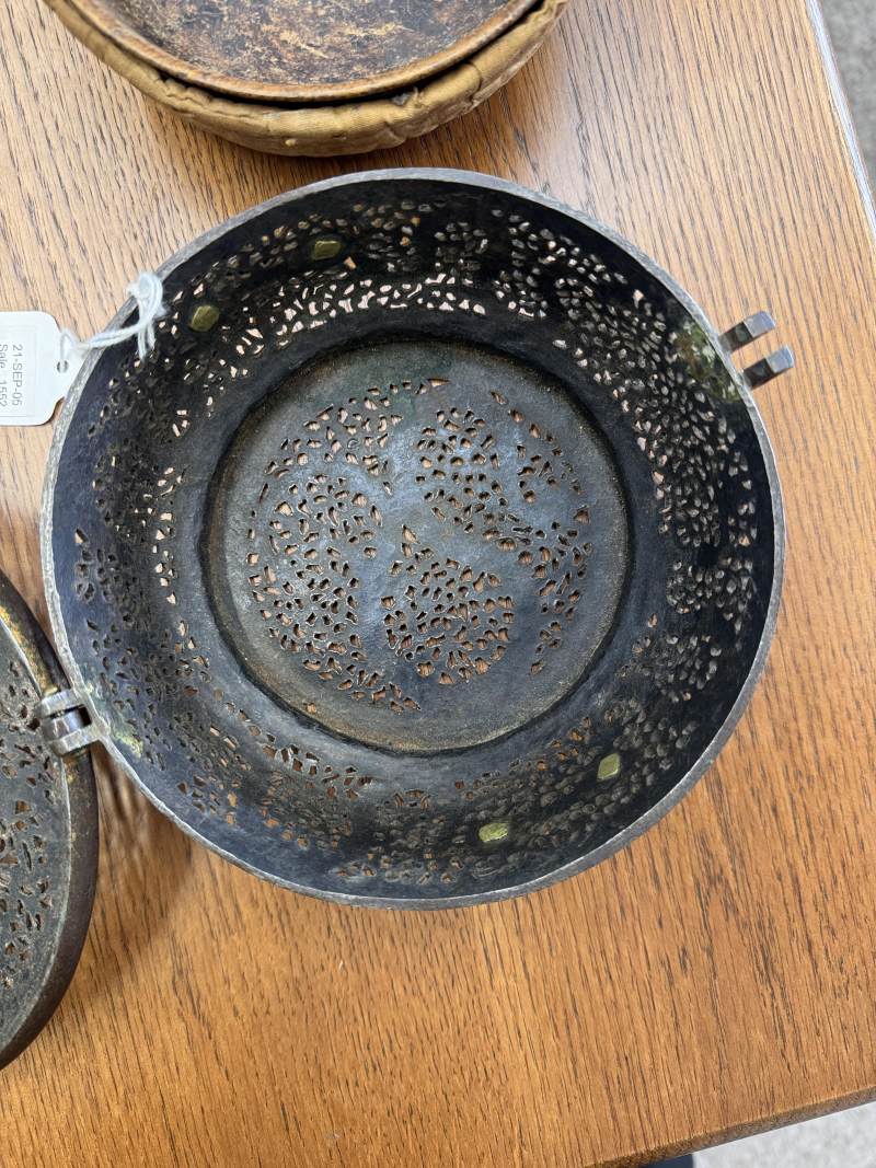 十五/十六世紀 西藏東部德格 鐵鋄金鏤空龍紋蓋盒 | A rare Tibetan gilt-damascened iron bowl box and cover, Derge, Eastern Tibet, 15th/16th century - 图11