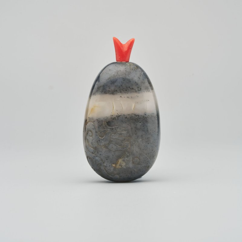 清十九世紀 黑白玉卵龍紋鼻煙壺 | A BLACK AND WHITE JADE PEBBLE 'DRAGON' SNUFF BOTTLE - 图1
