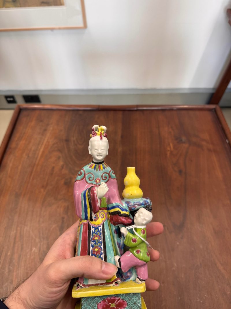 清乾隆 粉彩仕女與童子像 | Santos Collection | A Chinese export famille-rose figure of a lady and boy, Qing dynasty, Qianlong period - 图12