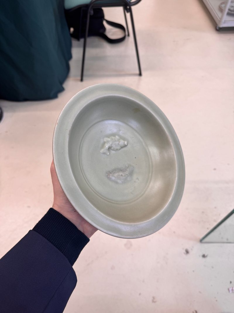 宋 龍泉窰青釉貼雙魚折沿盤 | Santos Collection | A Chinese Longquan celadon 'twin fish' moulded dish, Song dynasty - 图5