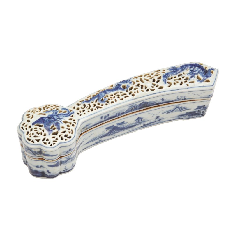 清十八至十九世紀 青花如意形蓋爐 《大清乾隆年製》款 | A Chinese blue and white sceptre-shaped censer and cover, Qing dynasty, 18th-19th century
