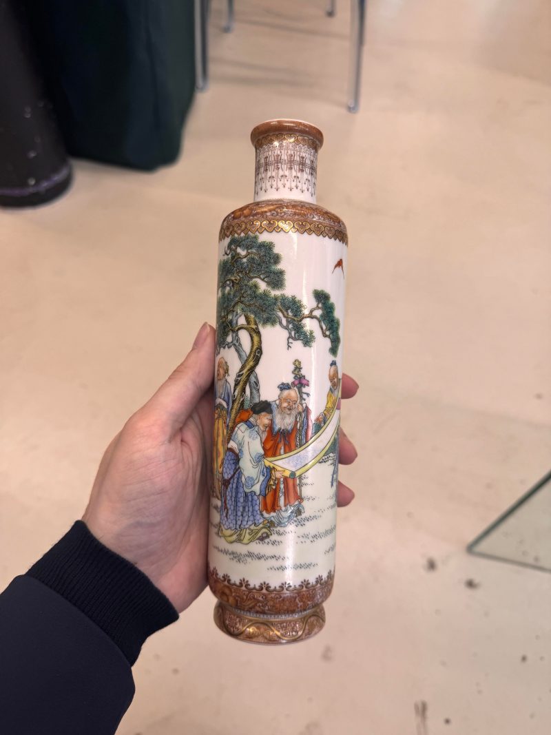 民國 粉彩松下雅聚圖筒式瓶 《懷仁堂製》款 | A fine Chinese famille-rose 'scholars' cylindrical vase, Republic period, Juren tang zhi mark - 图7