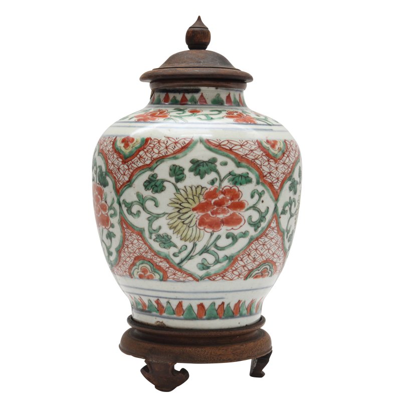 過渡期 五彩花卉紋罐 | A Chinese wucai 'floral' jar, Transitional period, 17th century - 图3
