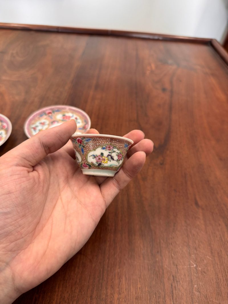 清雍正 外銷花卉紋薄胎盃及小盤兩對 | A pair of Chinese 'eggshell' famille-rose ‘floral’ cups and saucers, Qing dynasty, Yongzheng period - 图28