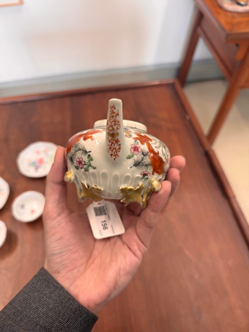 清雍正 粉彩魚藻紋蓋壼 | Santos Collection | A Chinese export famille-rose 'fish pond' teapot, Qing dynasty, Yongzheng period - 图28