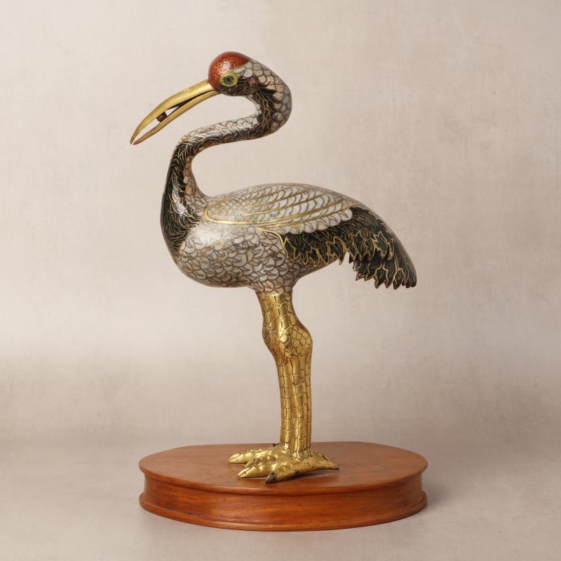 清十八世紀 掐絲琺瑯銅鍍金仙鶴立像 | A Chinese cloisonné enamel and gilt-bronze figure of a heron, Qing dynasty, 18th century - 图5