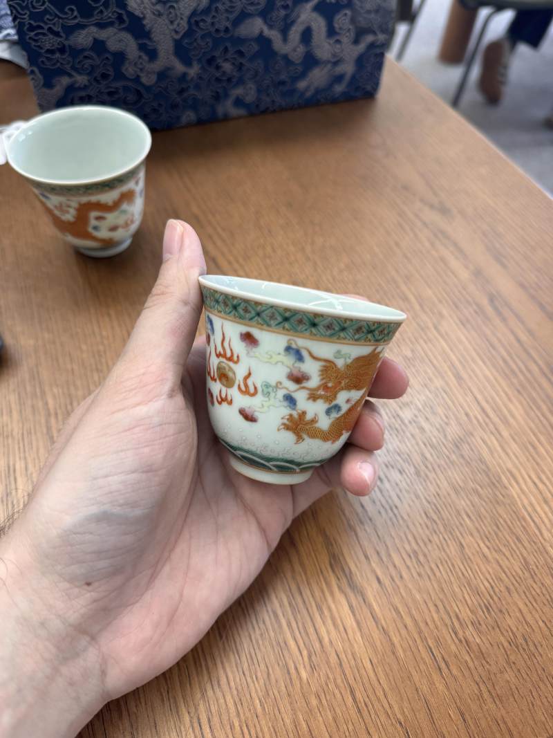 清宣統 粉彩描金龍紋盃一對 《大清宣統年製》款 | Santos Collection | A pair of Chinese famille-rose gilt-decorated 'dragon' cups, Xuantong marks and of the period - 图16