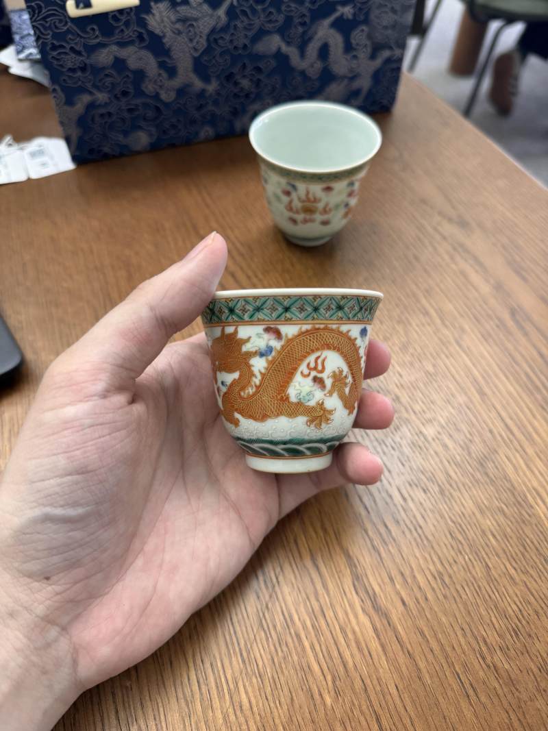 清宣統 粉彩描金龍紋盃一對 《大清宣統年製》款 | Santos Collection | A pair of Chinese famille-rose gilt-decorated 'dragon' cups, Xuantong marks and of the period - 图6