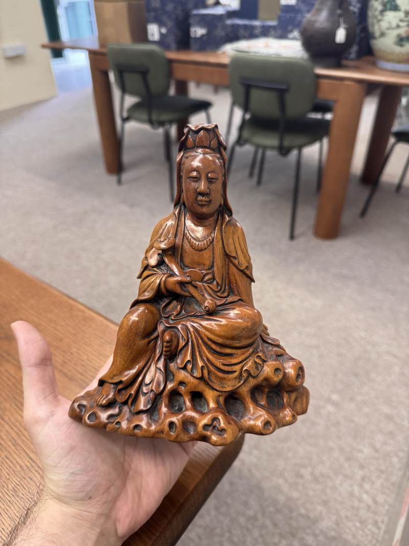 清十八/十九世紀 黃楊木雕觀音菩薩坐像 | A Chinese boxwood carved figure of Guanyin, Qing dynasty, 18th/19th century - 图7