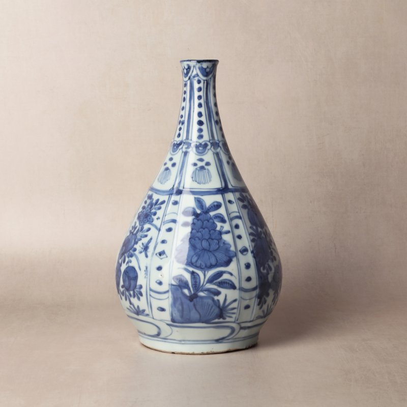 明 青花克拉克花卉紋膽瓶 | Santos Collection | A Chinese blue and white 'Kraak' bottle vase, Ming dynasty - 图10