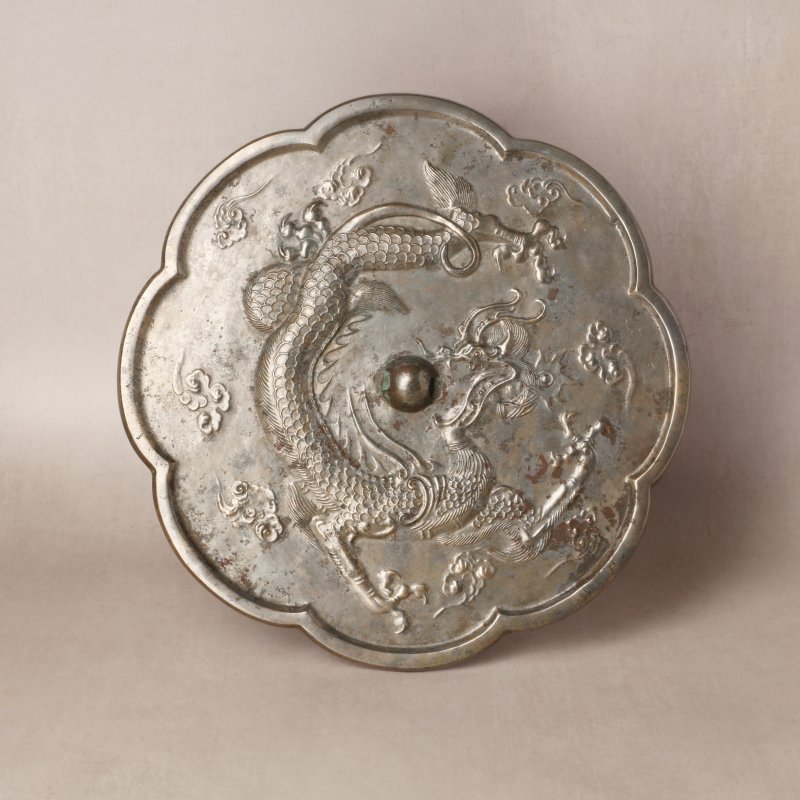 或為唐 鎏銀青銅葵花式龍紋鏡 | An impressive and large silvered bronze 'dragon' lobed mirror, probably Tang Dynasty