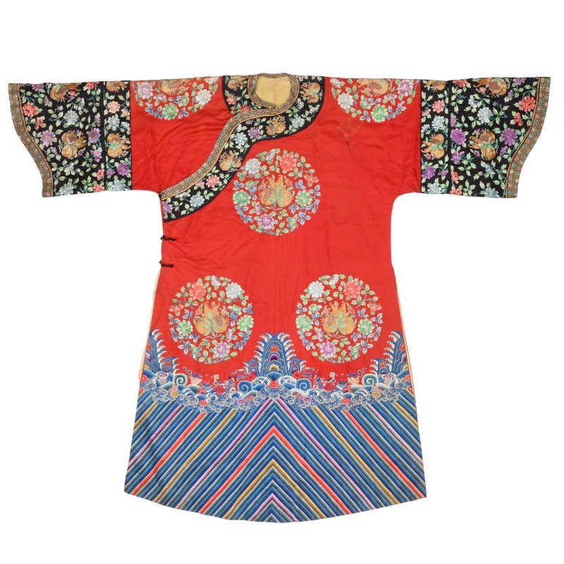 清十九世紀 紅地刺繡花卉紋女單袍 | A fine Chinese woman's red-ground embroidered 'floral' silk robe, danpao, Qing dynasty, 19th century