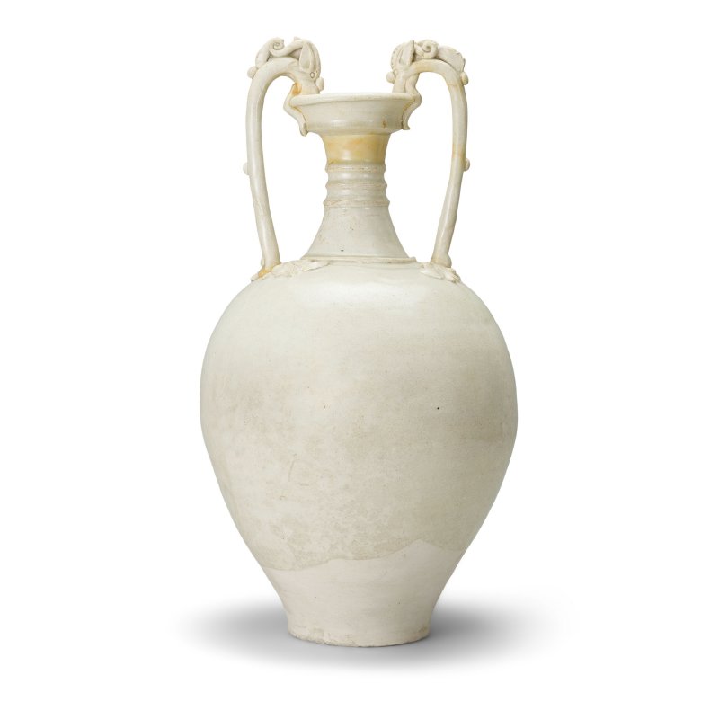 唐 白釉雙龍耳瓶 | A LARGE WHITE-GLAZED 'AMPHORA' VASE - 图1