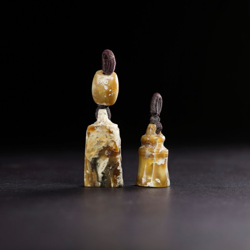 新石器時代　良渚文化　玉飾一組三件 | A GROUP OF THREE SMALL JADE ORNAMENTS - 图2