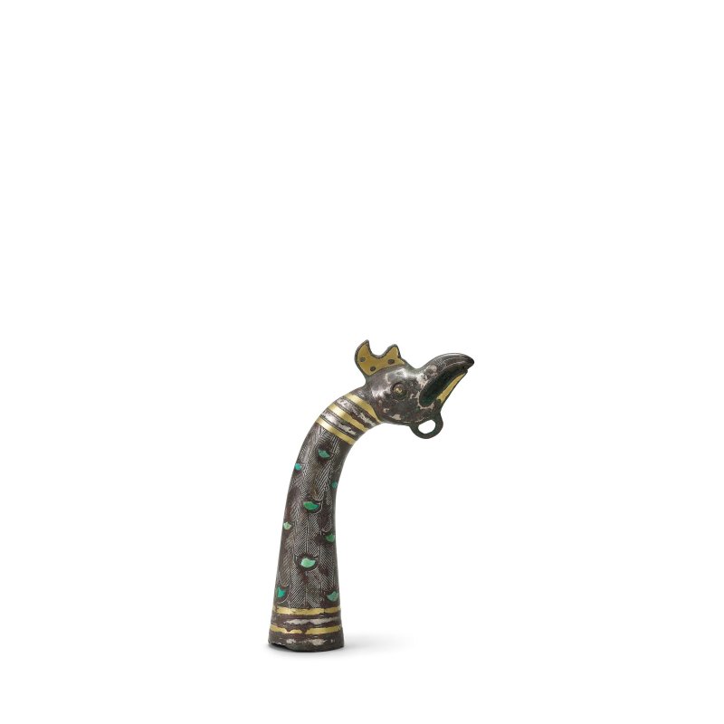 銅錯金銀嵌松石鳥首形飾件 | A GOLD, SILVER AND TURQUOISE-INLAID BRONZE 'BIRD' FINIAL - 图1