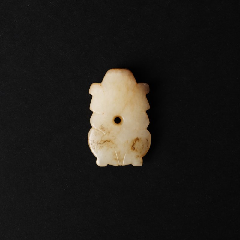 二十世紀 仿古白玉帶皮珮 | A Chinese archaistic celadon and russet jade pendant, 20th century - 图2