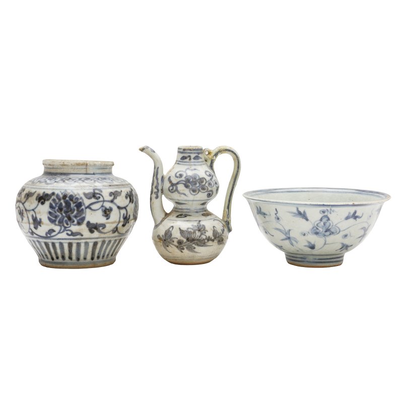 明或更早 各式青花瓷器一組三件 | A group of Chinese blue and white ceramics, Ming dynasty or earlier - 图2