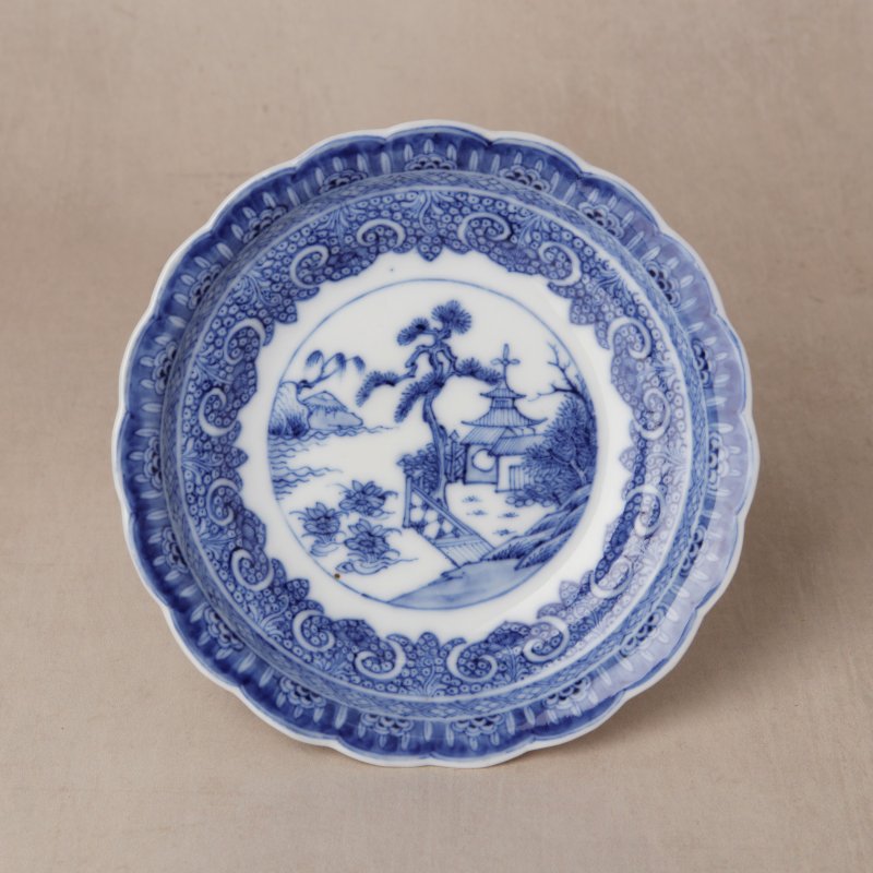 清雍正 漿胎青花山水圖盃及小盤 | Santos Collection | A rare Chinese export soft paste 'landscape' cup and saucer, Qing dynasty, Yongzheng period - 图3