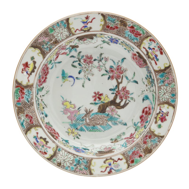 清雍正 粉彩壽鹿圖紋盤 | A Chinese famille-rose 'deer' dish, Qing dynasty, Yongzheng period - 图1