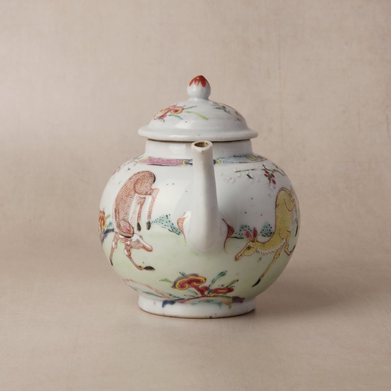 清雍正 粉彩瑞鹿圖蓋壺 | Santos Collection | A Chinese export famille-rose 'deer' teapot, Qing dynasty, Yongzheng period - 图4