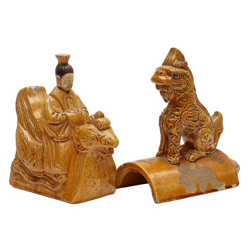 明 / 清 褐釉瑞獸瓦件 一組兩件 | Two Chinese amber-glazed 'mythical beast' roof tiles, Ming/Qing dynasty - 图1
