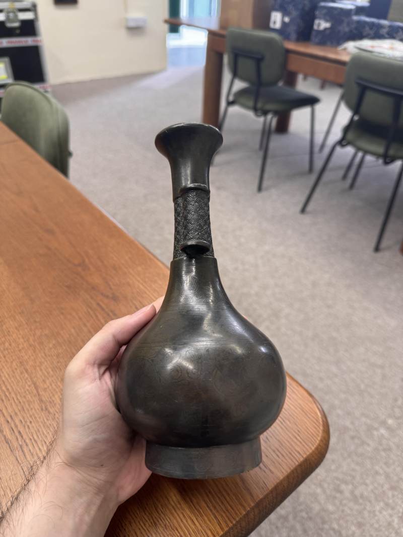 明 銅錯銀貫耳壺 | A Chinese bronze and silver-inlaid 'arrow' vase, Ming dynasty - 图4