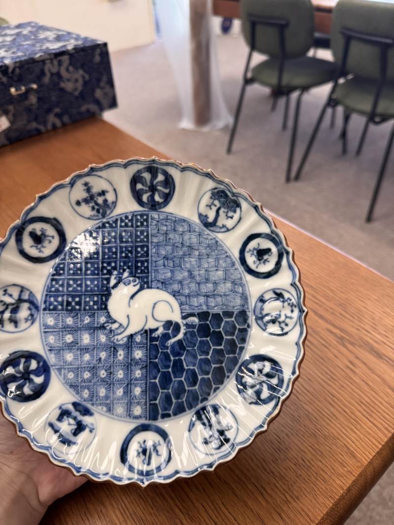 明天啟 青花古染付瑞兔圖菱花口盤 | Santos Collection | A Chinese blue and white kosometsuke 'hare' foliate dish, Ming dynasty, Tianqi period - 图13