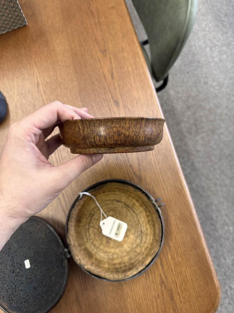 十五/十六世紀 西藏東部德格 鐵鋄金鏤空龍紋蓋盒 | A rare Tibetan gilt-damascened iron bowl box and cover, Derge, Eastern Tibet, 15th/16th century - 图21