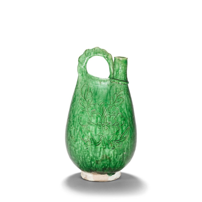 遼 綠釉刻牡丹紋鷄冠壺 | A GREEN-GLAZED 'PEONY' POTTERY FLASK - 图2