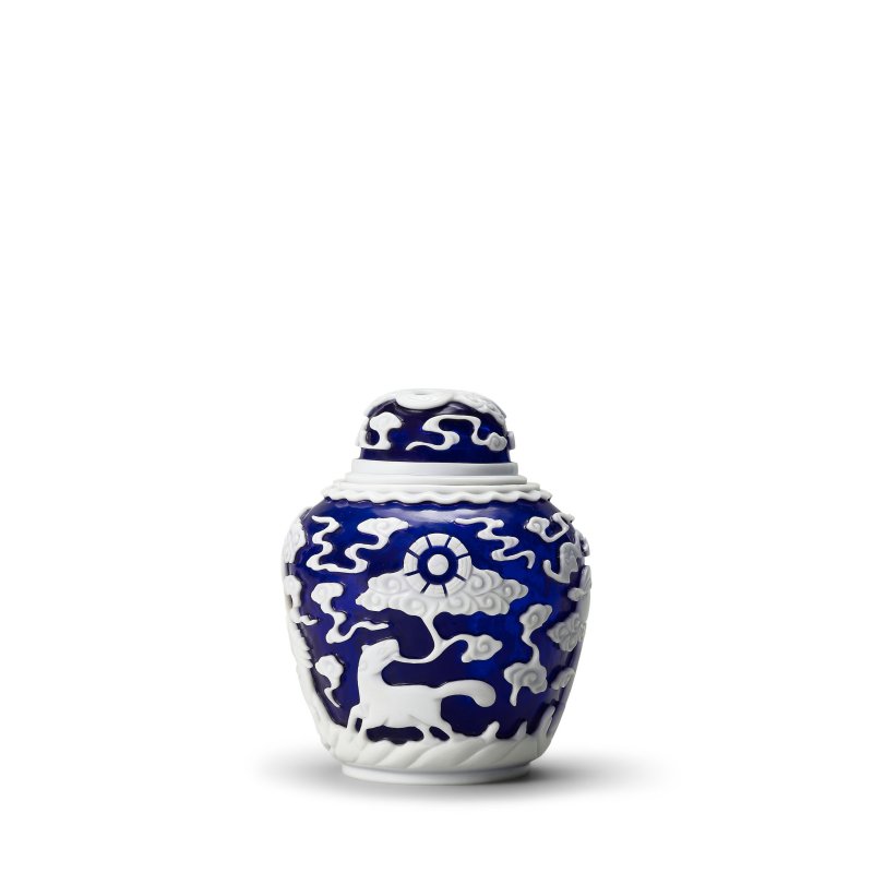 清乾隆 藍地套白料瑞獸紋蓋罐 | A WHITE OVERLAY BLUE GLASS 'MYTHICAL BEAST' JAR AND COVER - 图1