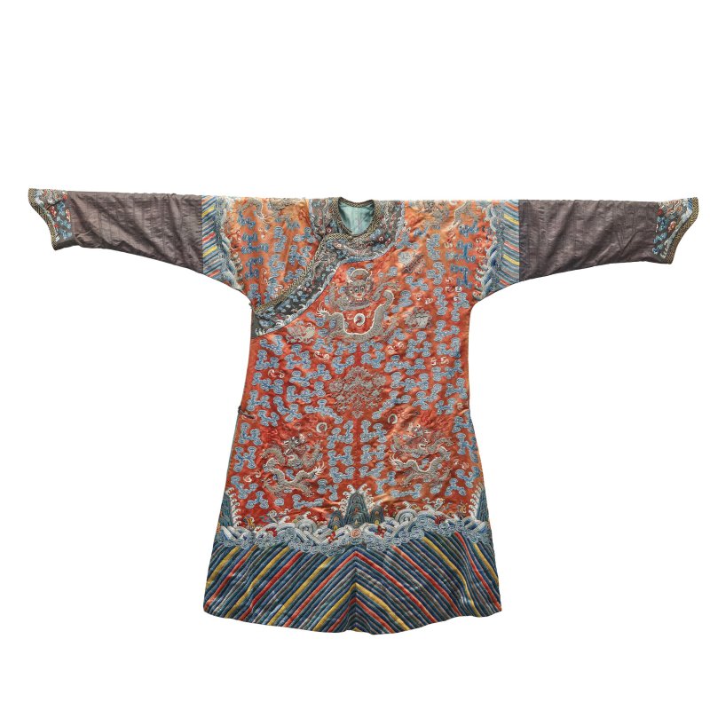 清十九世紀 杏黃地緞綉雲龍紋吉服 | AN APRICOT-GROUND EMBROIDERED SILK 'DRAGON' ROBE - 图1
