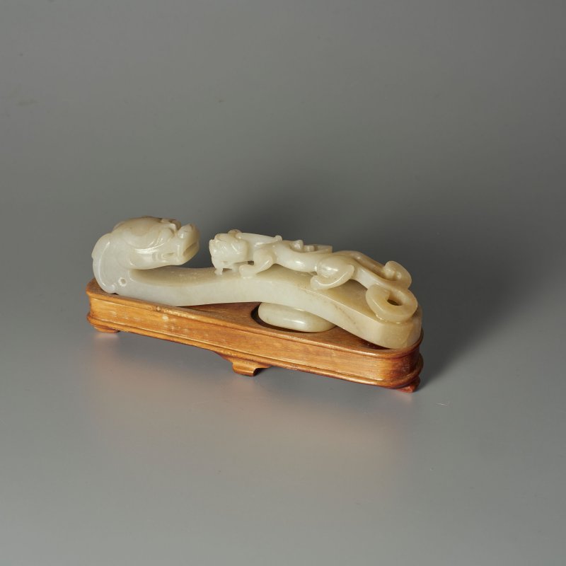 清十九世紀 青白玉螭龍紋帶鈎 及座 | A PALE GREEN JADE 'CHI DRAGON' BELT BUCKLE
