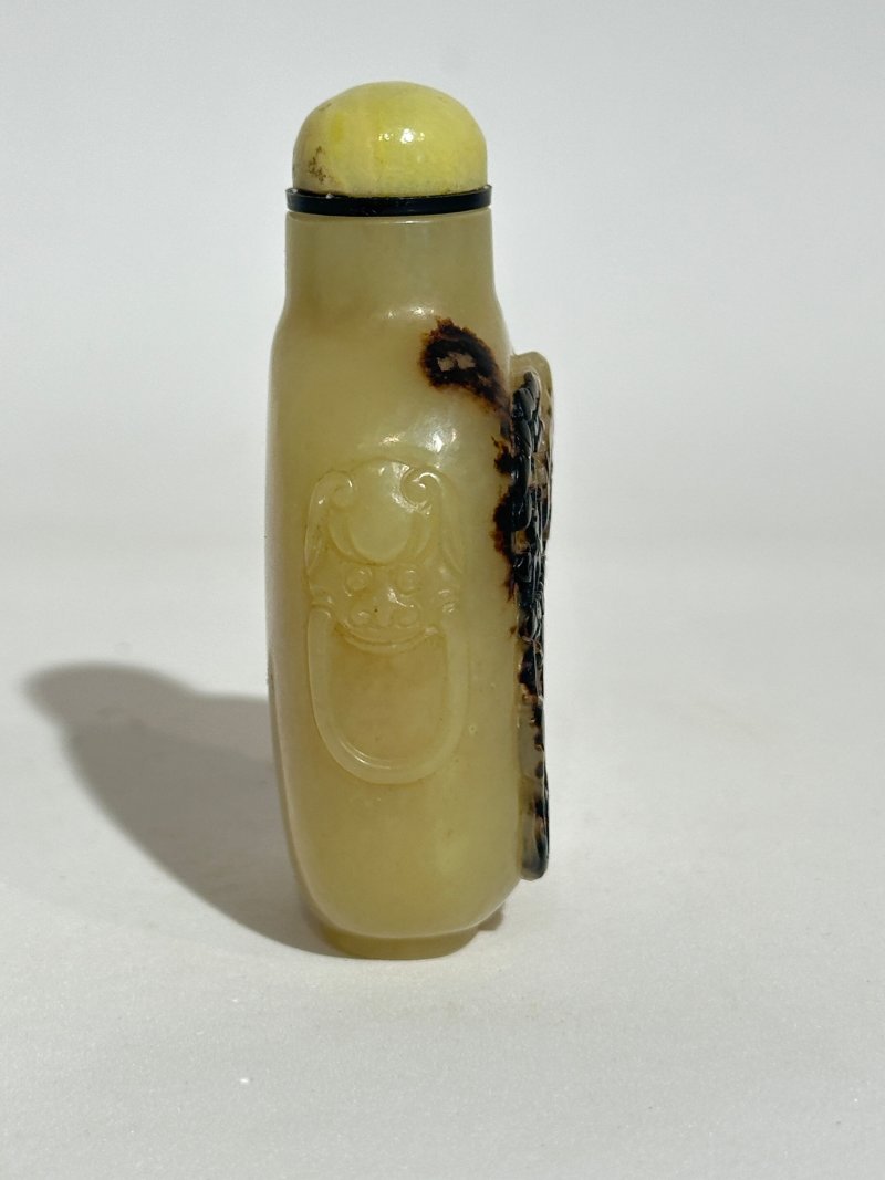 清 黃玉帶皮人物紋、沁玉山水紋鼻煙壺二件（沁玉配翡翠蓋） | A YELLOW AND RUSSET JADE AND A MOTTLED JADE 'LANDSCAPE' SNUFF BOTTLE - 图7