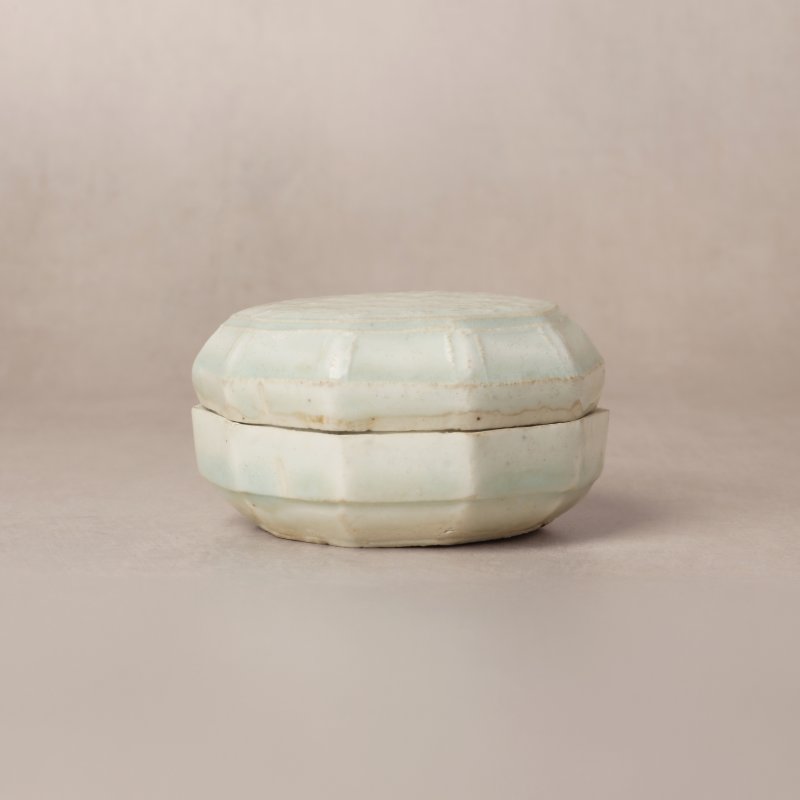 南宋 青白釉花卉紋蓋盒 | A Chinese Qingbai 'floral lattice' box and cover, Southern Song dynasty - 图2