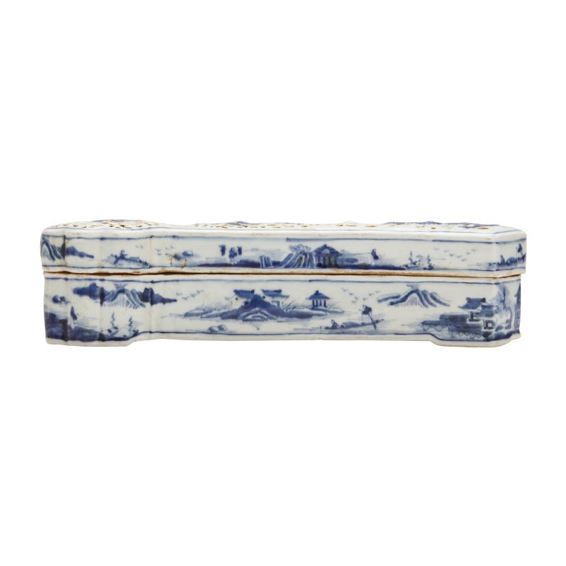 清十八至十九世紀 青花如意形蓋爐 《大清乾隆年製》款 | A Chinese blue and white sceptre-shaped censer and cover, Qing dynasty, 18th-19th century - 图2