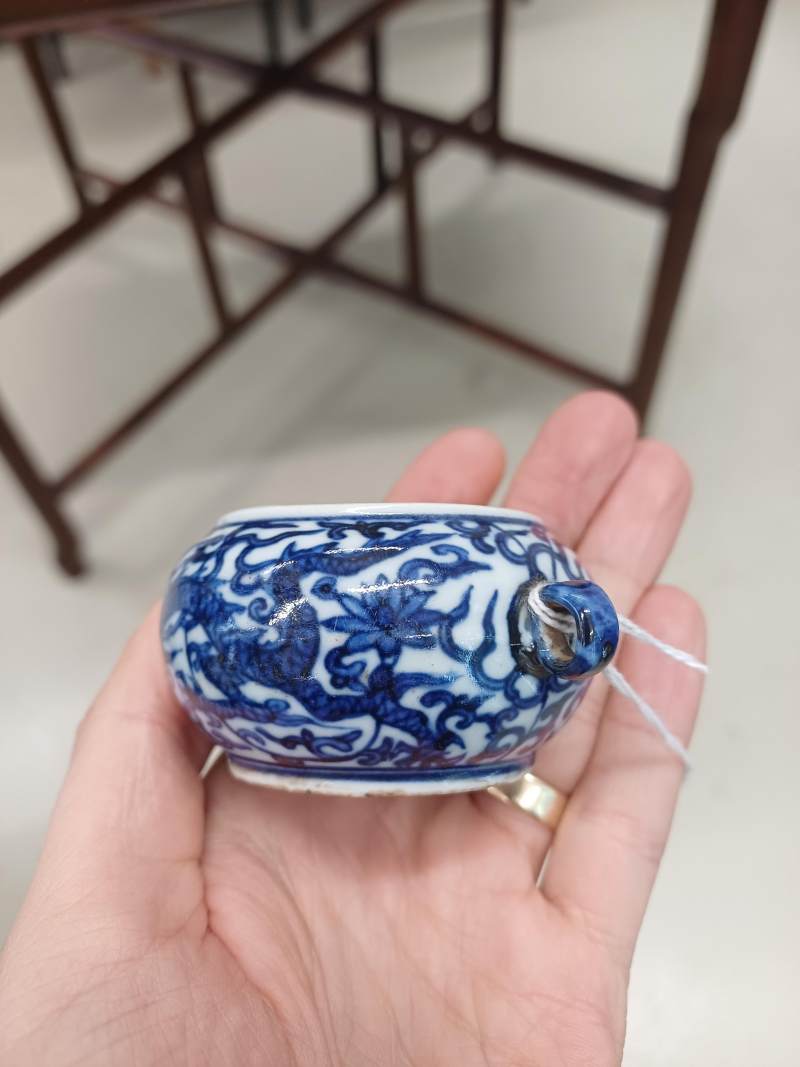 十九世紀 青花雲龍紋鳥食罐 《大明萬曆年製》款 | A Chinese Ming-style blue and white bird feeder, 19th century - 图6