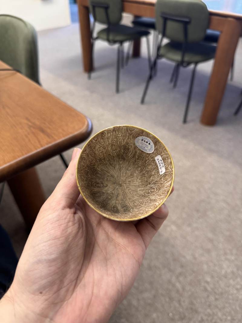 清十八/十九世紀 粉彩仿木紋花卉紋盃 | Santos Collection | A Chinese famile-rose faux-bois 'blossoms' cup, Qing dynasty, 18th-19th century - 图18